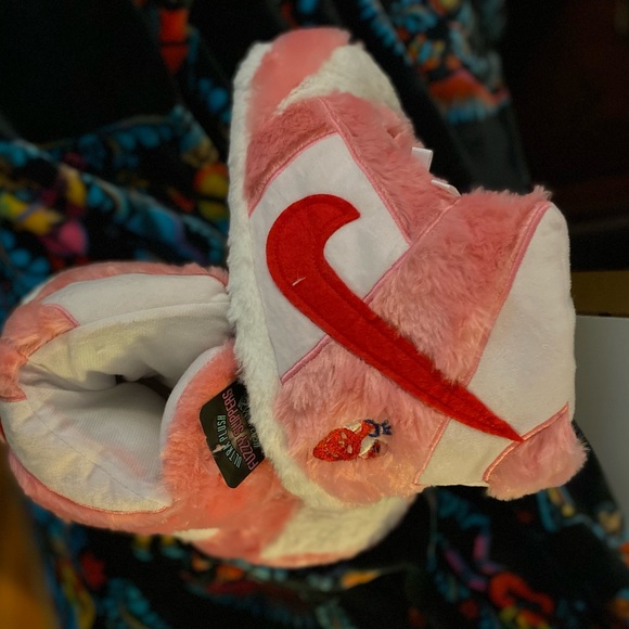 Oversized fuzzy Nike style slippers - Picture 1 of 3